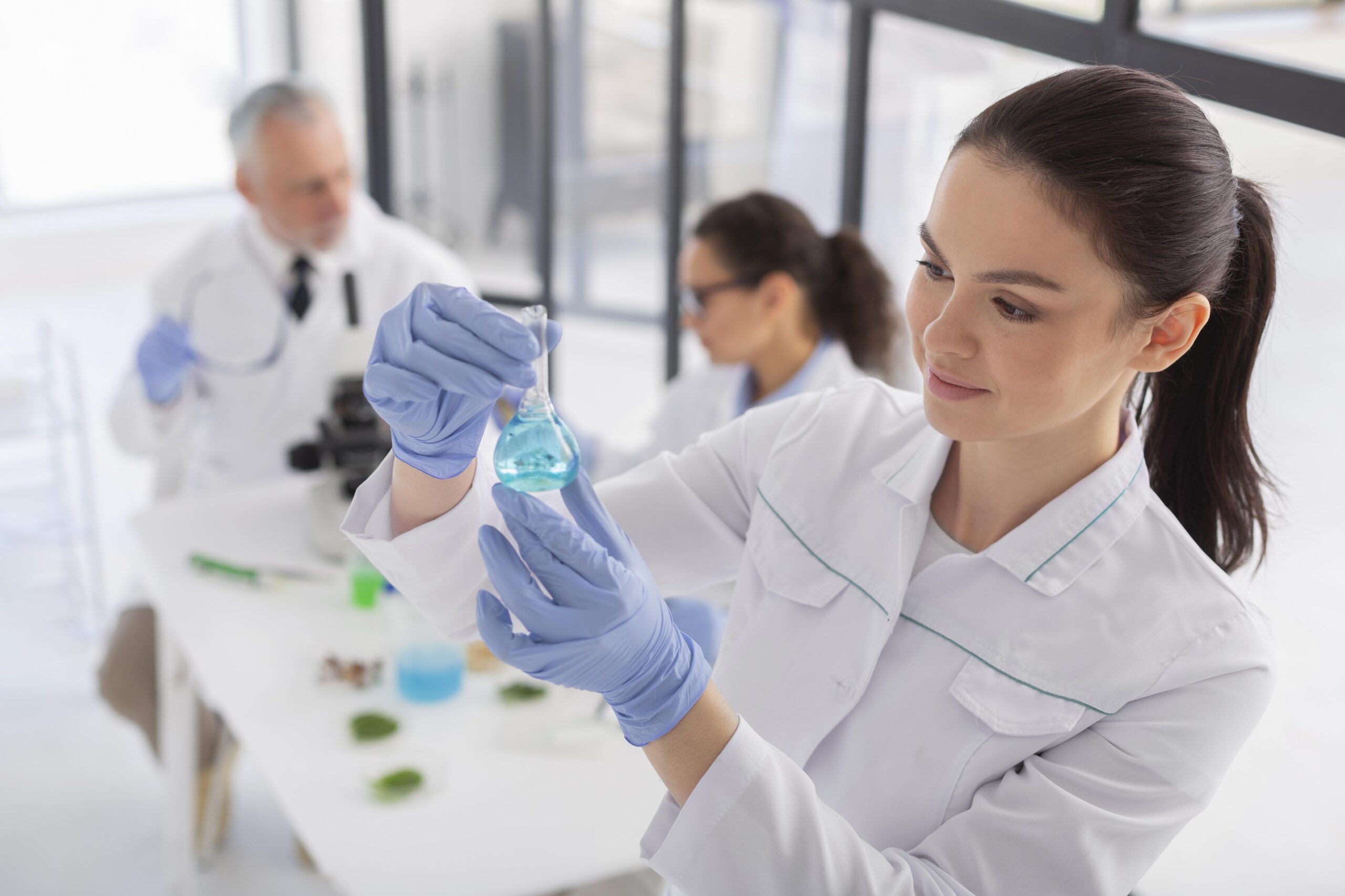 científico analizando un informe epigenético y sus resultados